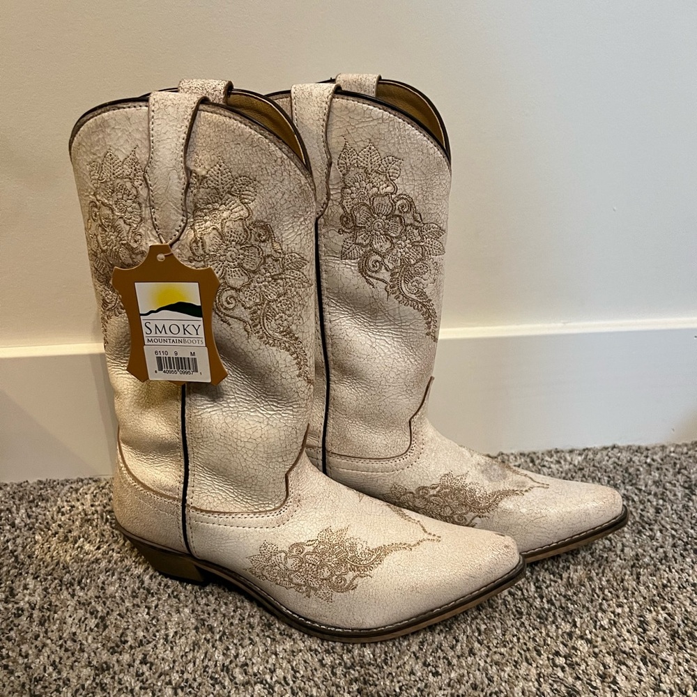 Smoky Mountain leather boots. Never worn, still have tags on. Womens size 9.